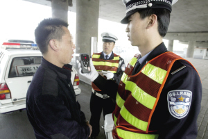 交警上路查车需要什么证件-驾驶汽车小轿车上
