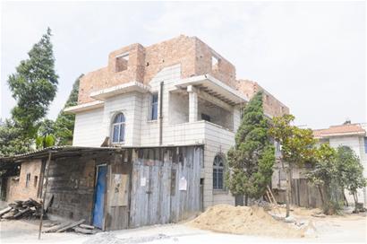 农村建房,包工头和工人(是包工头员工)一起从二