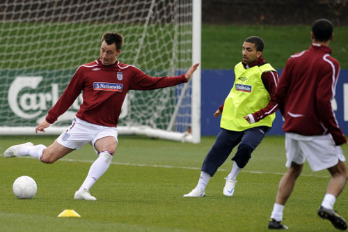 足球后卫开大脚