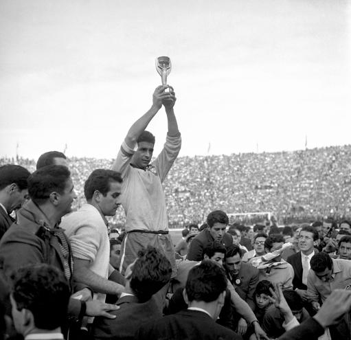 老照片-1962年捧杯瞬间 巴西队长毛罗高举雷米