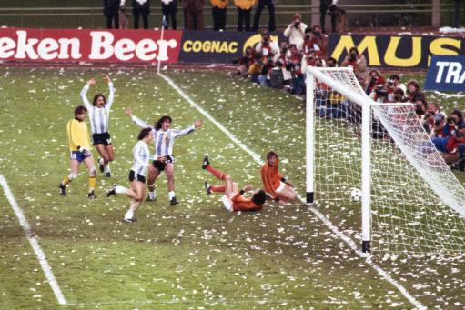老照片-1978世界杯决赛进球 肯佩斯致命绝杀瞬