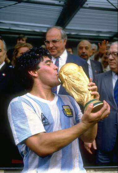 老照片-1986世界杯决赛 马拉多纳亲吻大力神杯