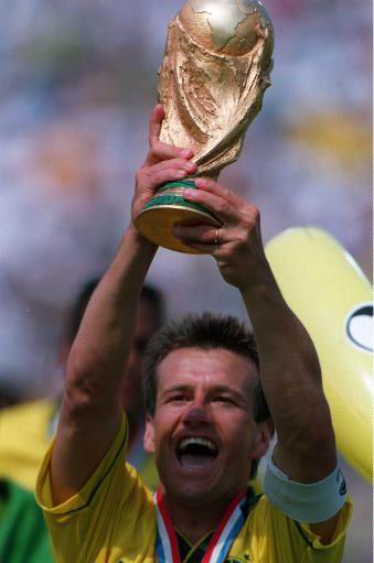 老照片-1994世界杯决赛 巴西队长邓加捧杯_老
