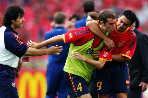 老照片-2002韩日世界杯 西班牙球员怒追裁判_