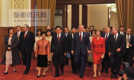 国家主席胡锦涛和夫人刘永清为出席北京奥运会