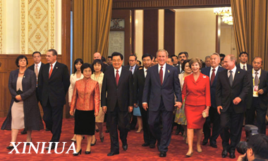 عاجل : الرئيس الصيني يدخل قاعة المآدب مع القادة والزعماء الاجانب