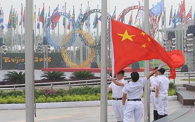 الوفد الصينى يجرى أول مراسيم لرفع العلم الوطنى فى قرية الأولمبياد