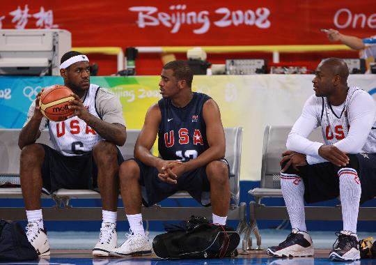 图文-美国男篮赛前训练备战奥运 三员大将一起休息
