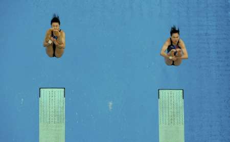 图文-女子双人3米跳板决赛 空中展现优美身姿 