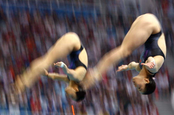 图文-女子双人3米跳板决赛 两人轻松舒展身体 