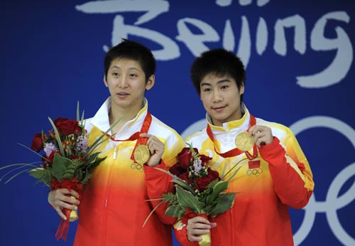 图文-男子双人10米台跳水 林跃/火亮展示金牌