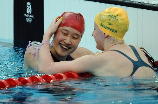 图文-女子200米蝶泳刘子歌夺冠 接受斯基佩尔祝贺