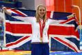 图文-女800米自阿德灵顿夺冠 英国国旗披在身上