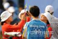 图文-女子射箭团体决赛中国亚军 中国队员检查装备