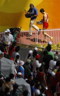 图文-刘翔因伤退出110米栏比赛 刘翔在注视中离开