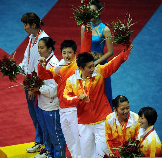 图文-于洋杜婧羽毛球女双夺金 领奖台上向观众致意