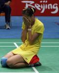 图文-奥运羽球女单张宁成功卫冕 激动地跪在地上