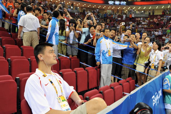图文-中国队观战男篮小组赛比赛 姚明成球迷焦点