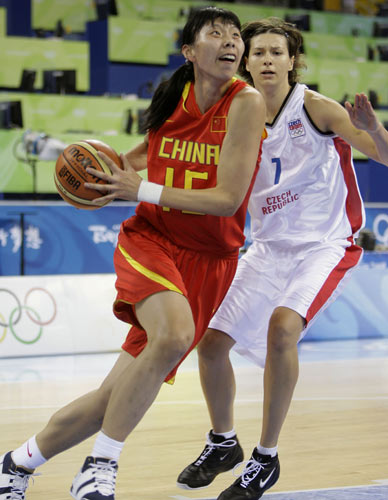 图文-[奥运会]中国女篮79比63捷克 陈楠突破上篮