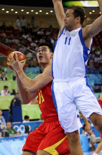 图文-男篮预赛中国队对阵希腊队 姚明躲过封盖