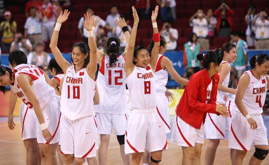 图文-女篮1/4决赛中国胜白俄罗斯 中国女篮庆祝胜利