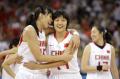 图文-中国女篮77-62白俄罗斯 中国队员拥抱庆祝