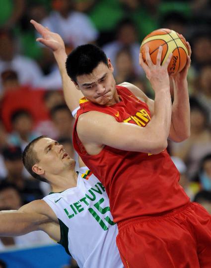 图文-男篮中国队不敌立陶宛队 姚明在比赛中控球