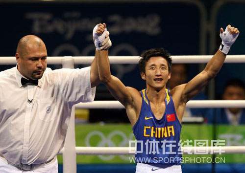 图文-拳击48公斤级半决赛 裁判宣布战果