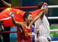 图文-邹市明获拳击48公斤级金牌 举国旗激情一刻