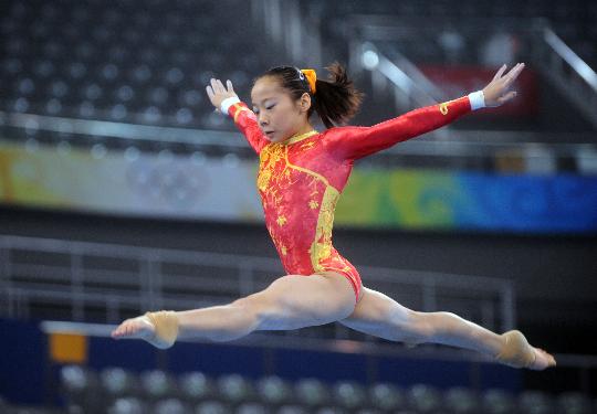 图文-中国女子体操队赛台训练 平衡木训练