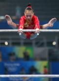 图文-中国女子体操队赛台训练 杨伊琳的高低杠训练