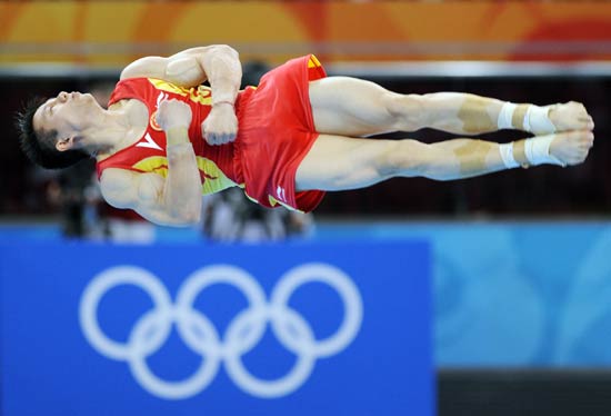 图文-体操男团决赛中国冲冠 陈一冰在吊环比赛中