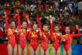 图文-中国体操首夺奥运女团冠军 领奖台上展示金牌