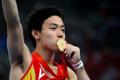 图文-奥运男子自由体操决赛 邹凯亲吻奥运金牌
