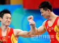 图文-陈一冰夺得男子吊环金牌 两人一起庆祝
