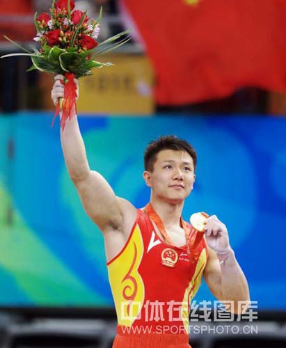 图文-陈一冰夺得男子吊环金牌 鲜花在手中