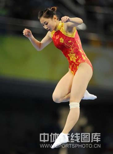 图文-中国选手何雯娜夺得女子蹦床冠军 悬在高空中