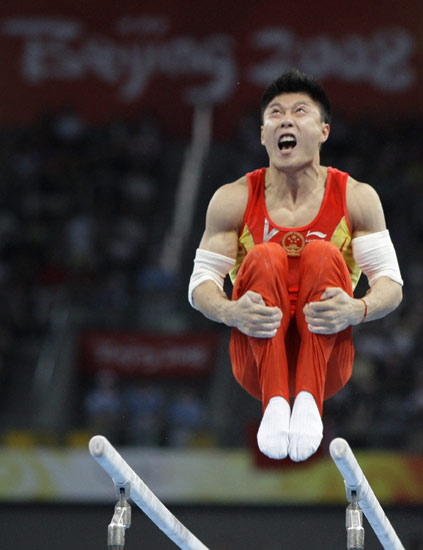 图文-李小鹏获得奥运双杠金牌 李小鹏团身挂臂