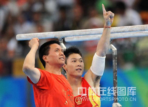 图文-北京奥运双杠决赛打响 我们是世界冠军