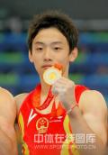 图文-[奥运]体操男子单杠 邹凯展示金牌
