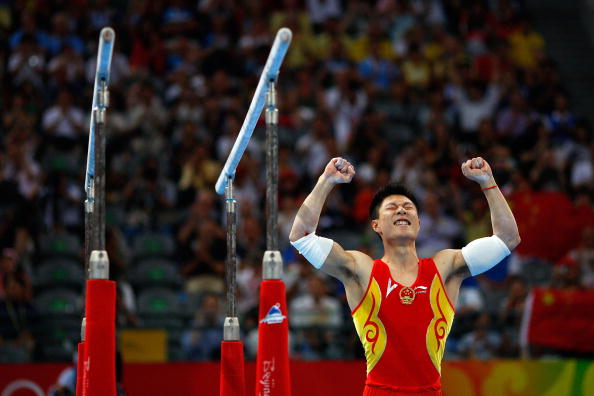 图文-奥运会男子体操双杠决赛 李小鹏动作完美