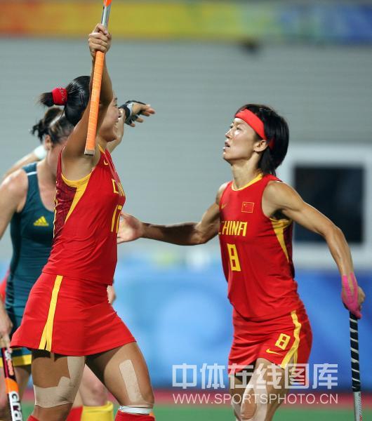 图文-中国女曲晋级四强 中国队员庆祝进球