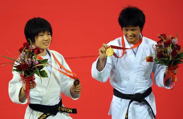 图文-[奥运]女子柔道52公斤级 冼东妹卫冕展示金牌