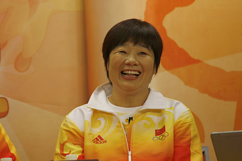 图文-奥运柔道冠军佟文做客新浪 教练笑得很开心