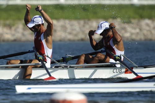 图文-男子轻量级双人双桨半决赛 古巴队庆祝过关