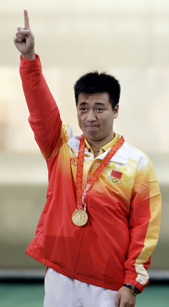 图文-男子10米气手枪庞伟夺金 庞伟展示奥运金牌