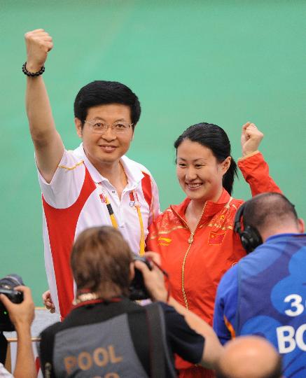 图文-女子25米运动手枪陈颖夺冠 奥运冠军稍显羞涩