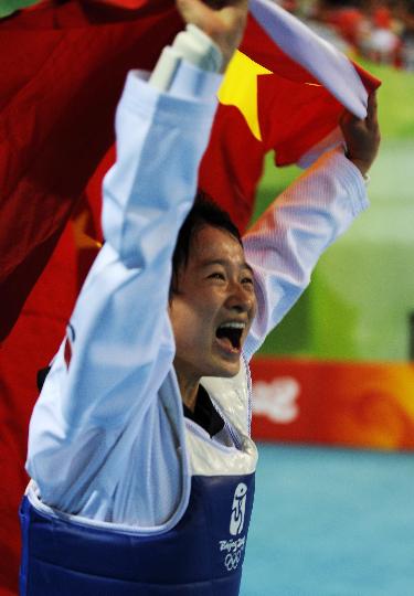 图文-跆拳道女子49公斤级决赛 吴静钰挥舞国旗