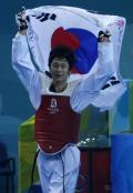 图文-跆拳道男子68公斤级 孙泰珍挥舞国旗