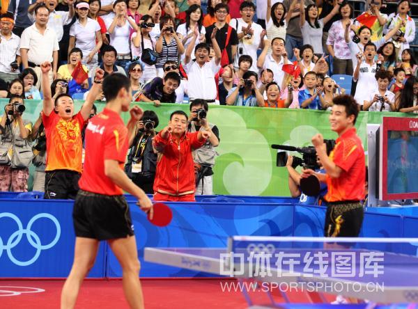 图文-乒乓球男子团体半决赛 王皓王励勤庆祝 